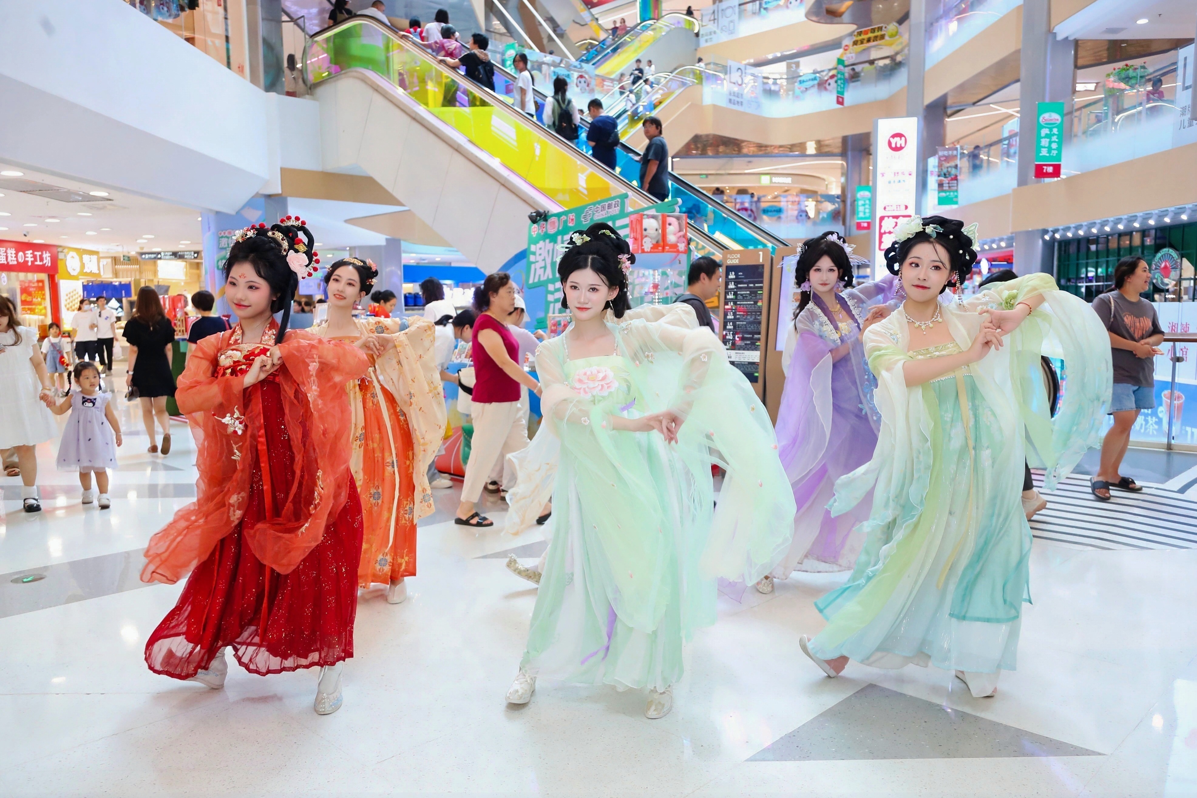 双节同庆活力足，中华广场人气汇聚消费旺